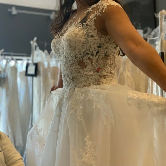 Beautiful Wedding dress - Picture 7 of 8